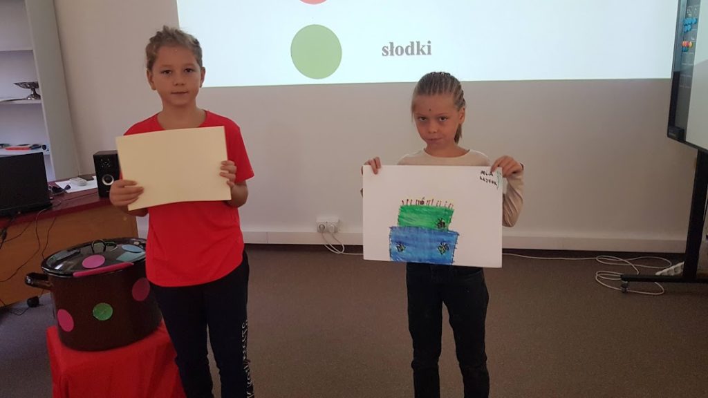 Uczniowie przedstawiający swoje prace