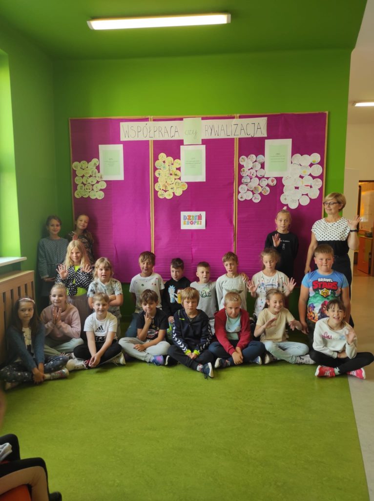 dzieci na tle kolorowej tablicy