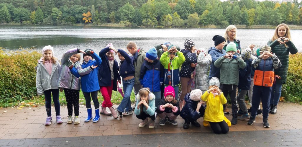 dzieci na tle jeziora