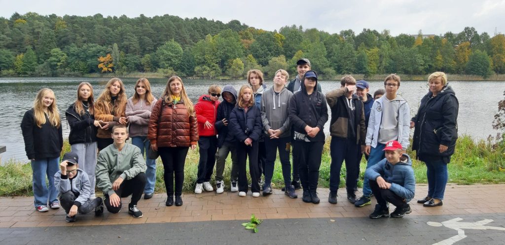 dzieci na tle jeziora