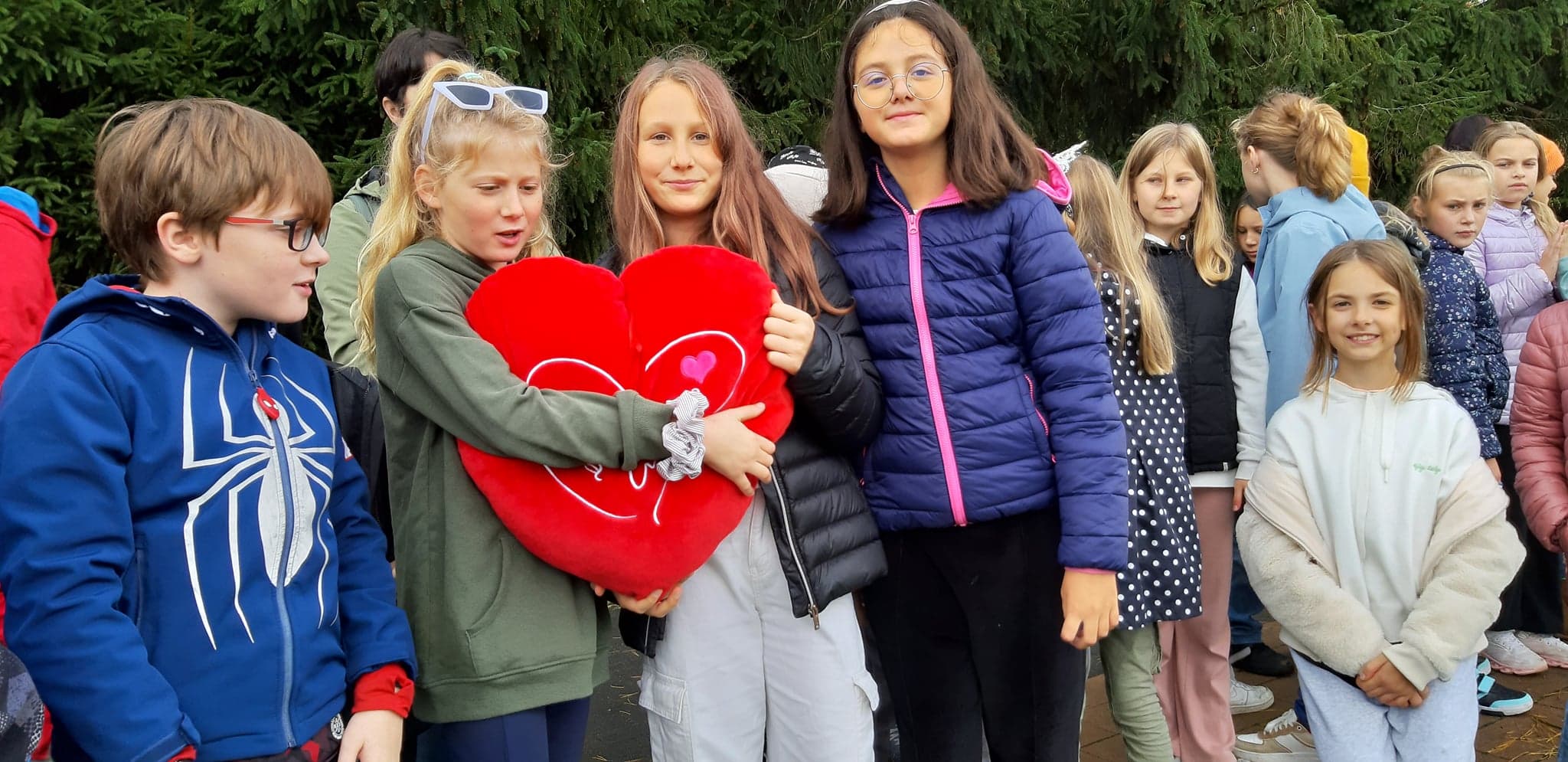 dzieci z pluszowym sercem