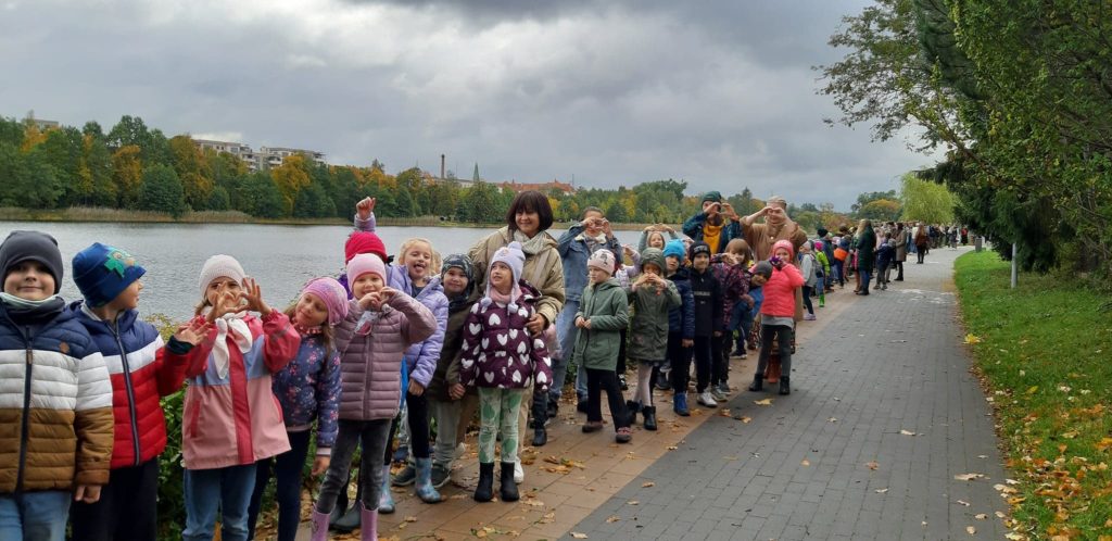 dzieci na tle jeziora