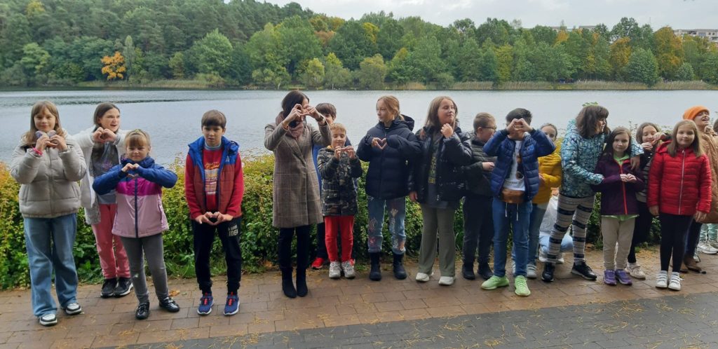 dzieci na tle jeziora