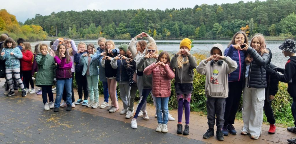 dzieci na tle jeziora