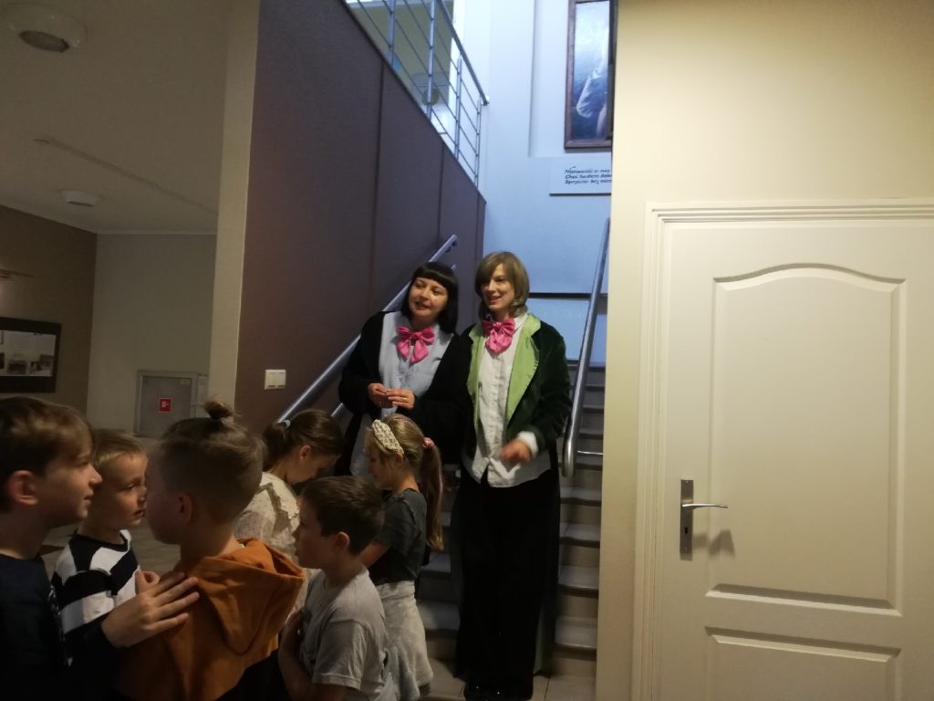 dzieci słuchają dwóch pań