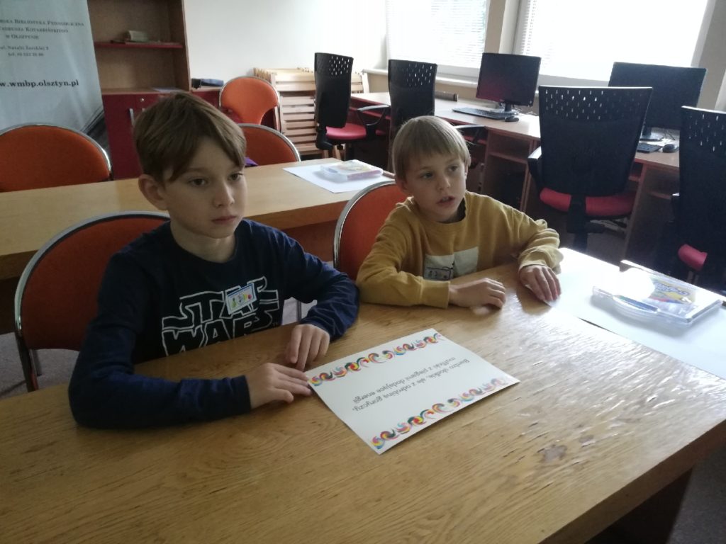 dwoje uczniów siedzących przy ławce