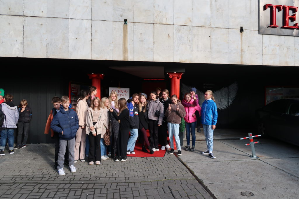 uczniowie przy wejściu do teatru