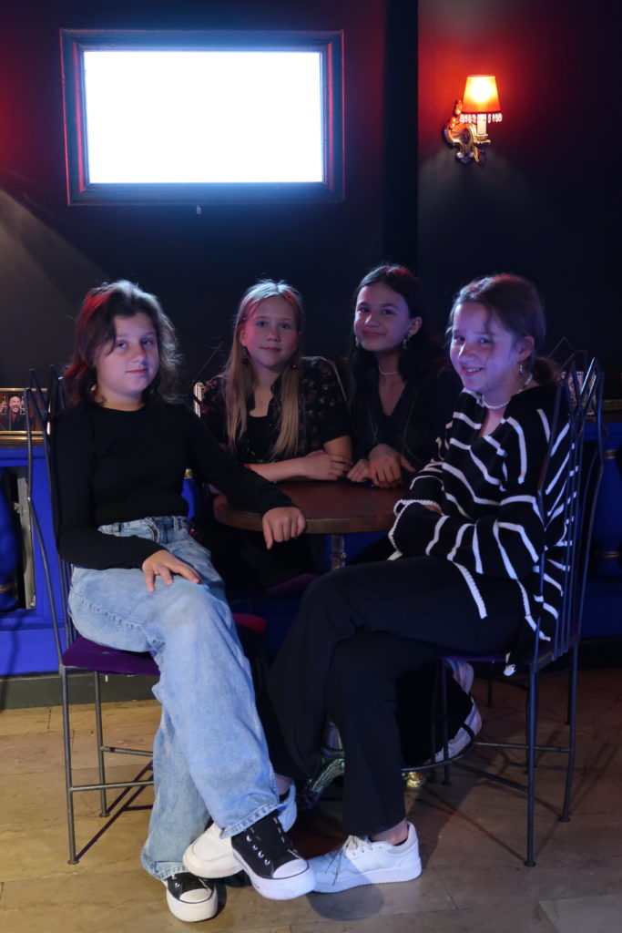 uczennice przy stoliku