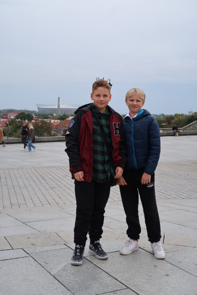 uczniowie na tle stadionu narodowego