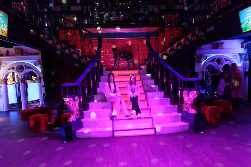 uczennice siedzące na schodach