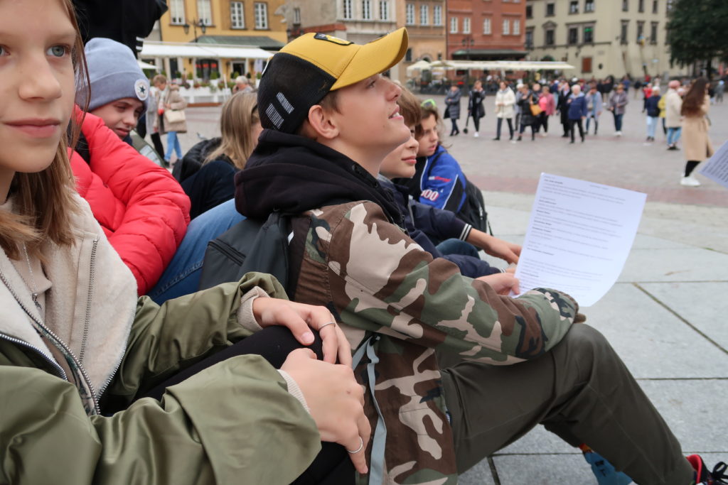 uczeń spoglodający w niebo