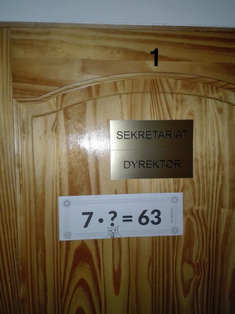 działanie matematyczne na drzwiach do sekretariatu