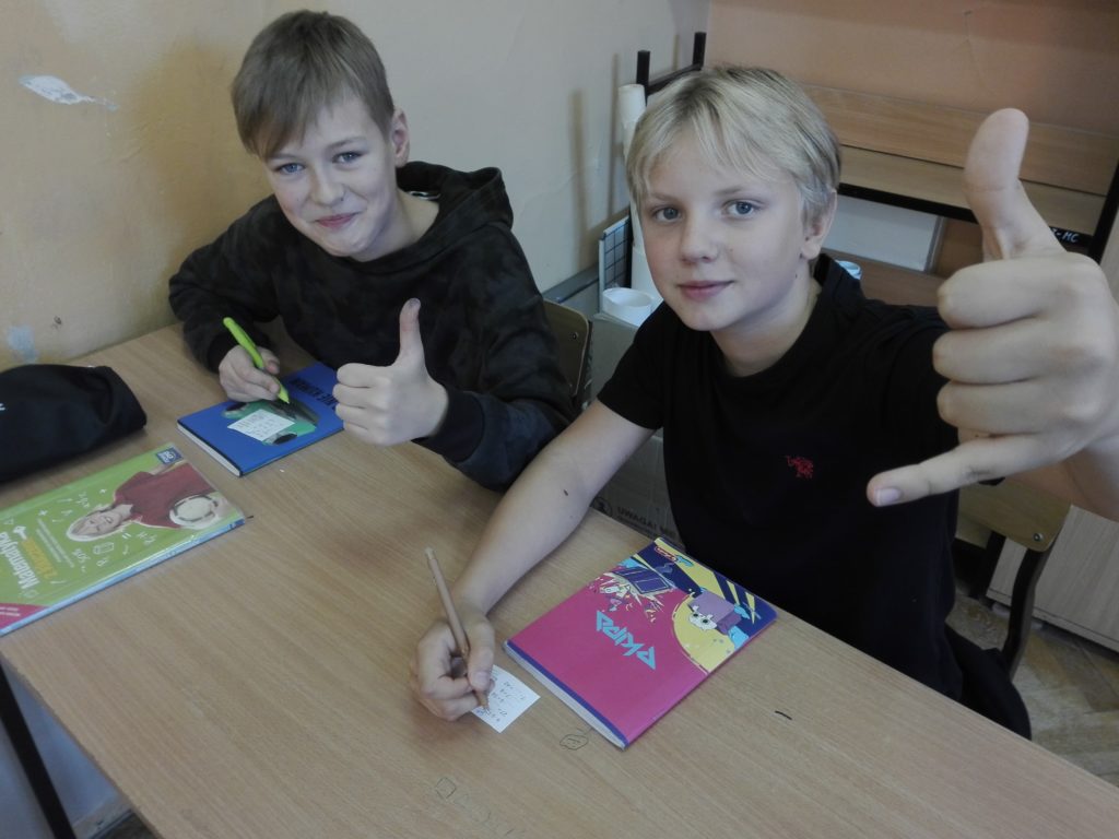 uczniwoei w ławkach