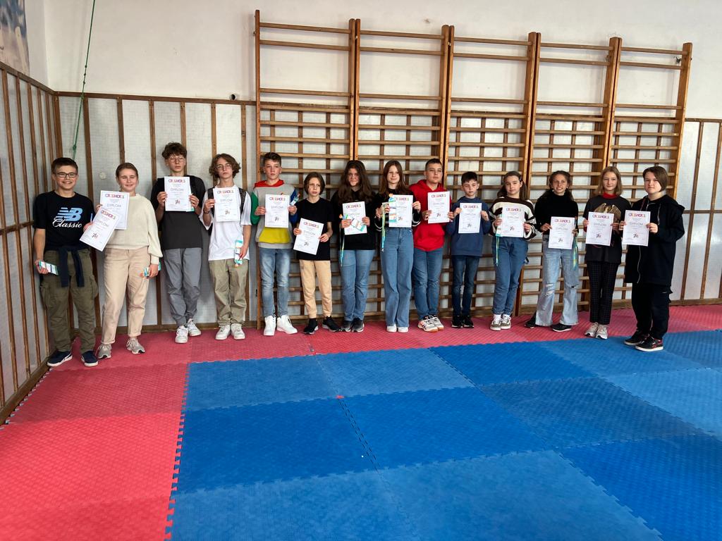 uczniowie z dyplomami