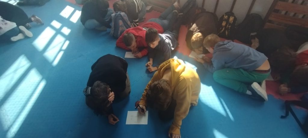 uczniowie rozwiązujący krzyżówki