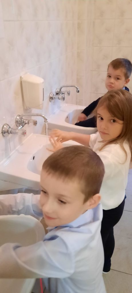 dzieci myjące dłonie
