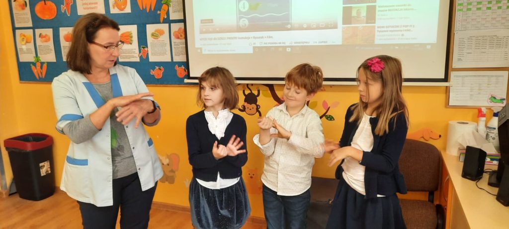 pielęgniarka pokazuje jak dzieci mają myć dłonie