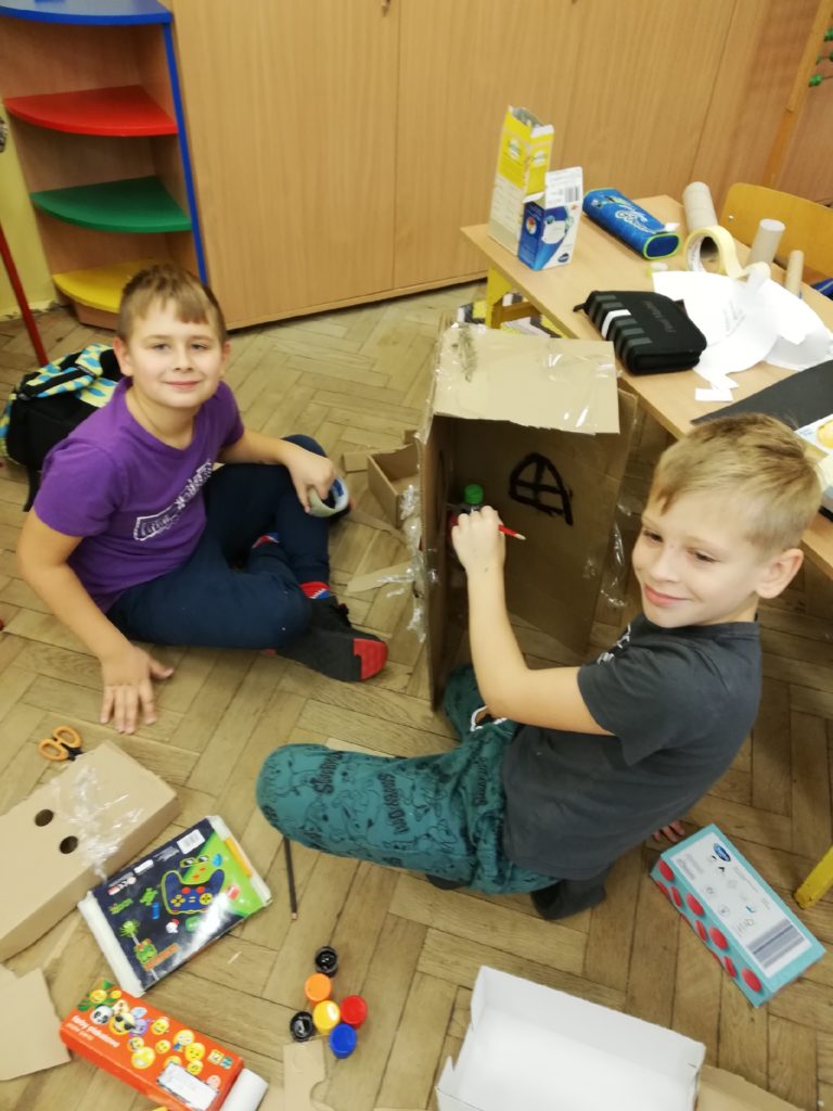 uczniowie prezentujący swoje prace