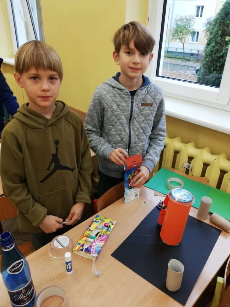 uczniowie prezentujący swoje prace