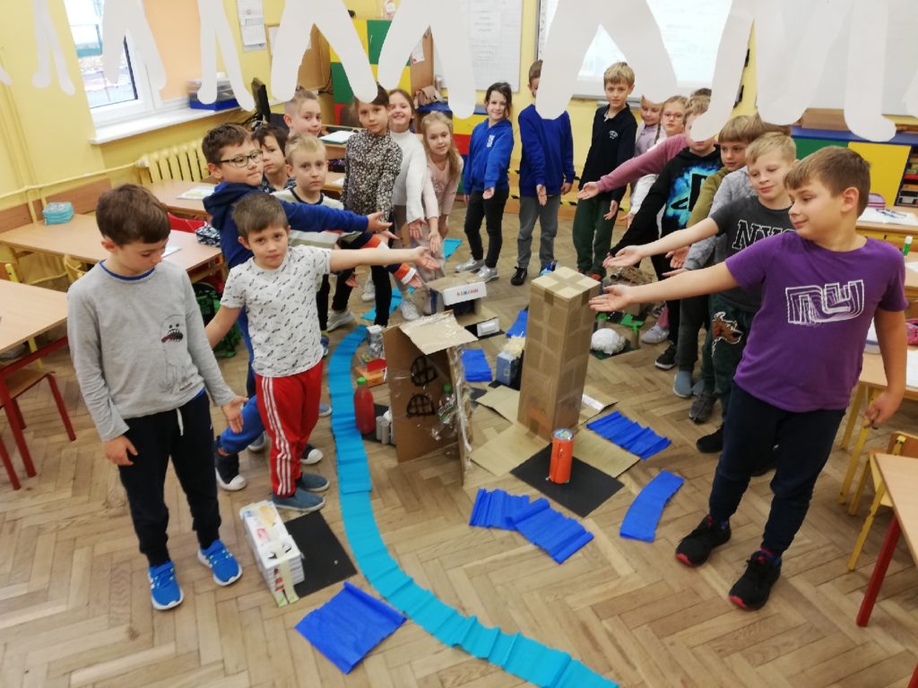 uczniowie prezentujący swoje prace