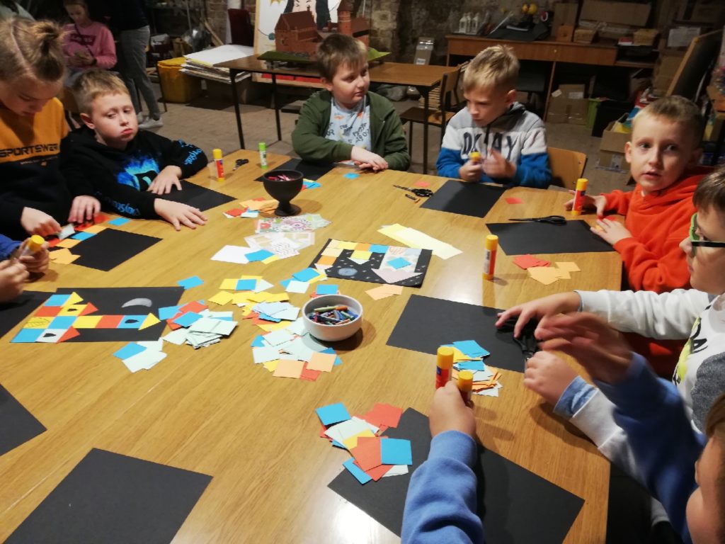 uczniowie wykonujący swoje prace