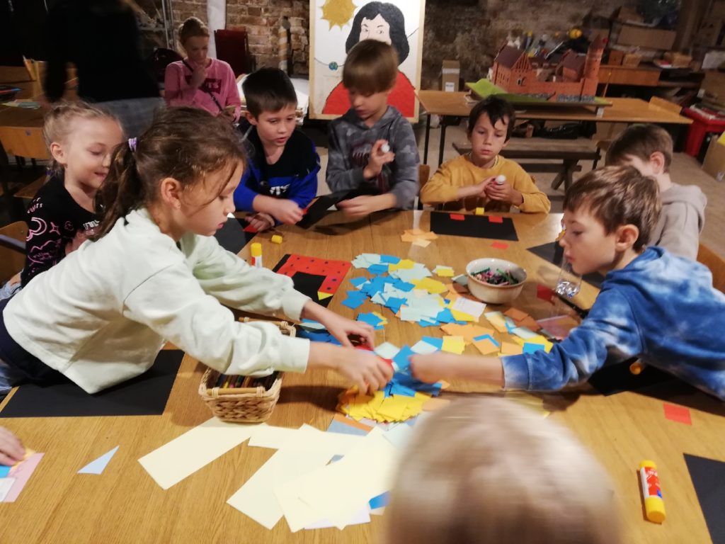 uczniowie wykonujący swoje prace