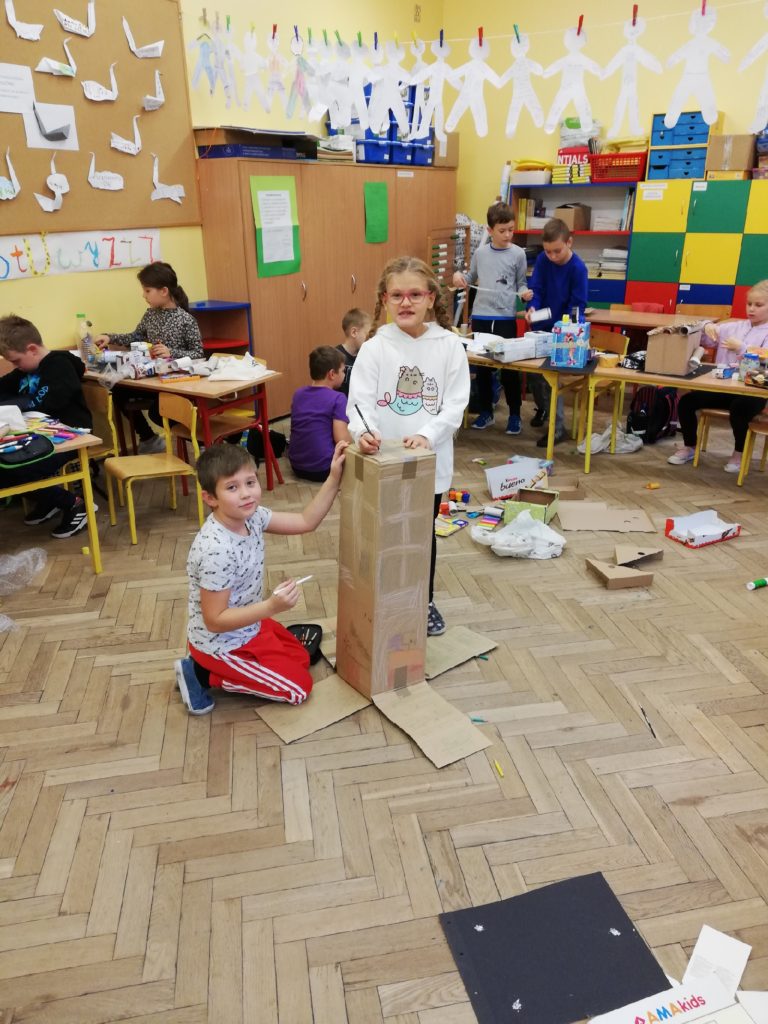 uczniowie prezentujący swoje prace