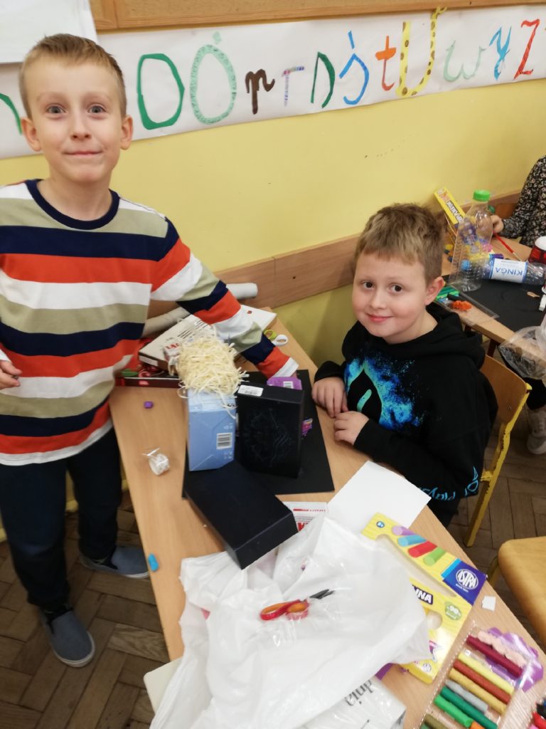 uczniowie prezentujący swoje prace