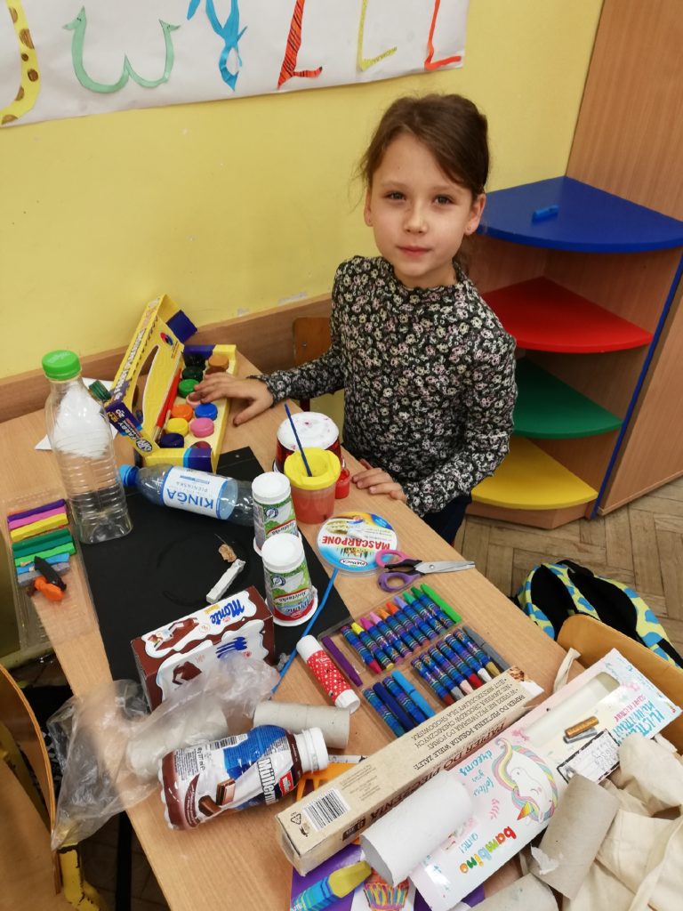 uczennica prezentująca swoje prace