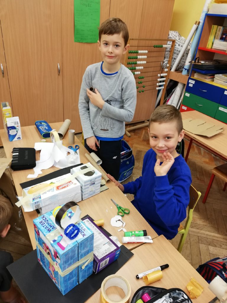 uczniowie prezentujący swoje prace