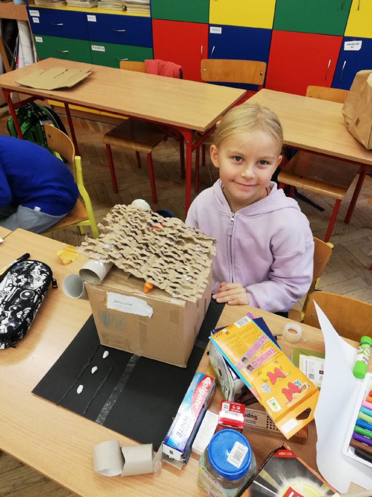 uczennica prezentująca swoją pracę