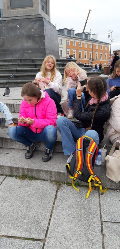 dzieci siedzące na schodkach