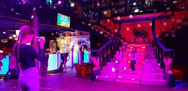 ,uczennica wykonuje zdjęcie