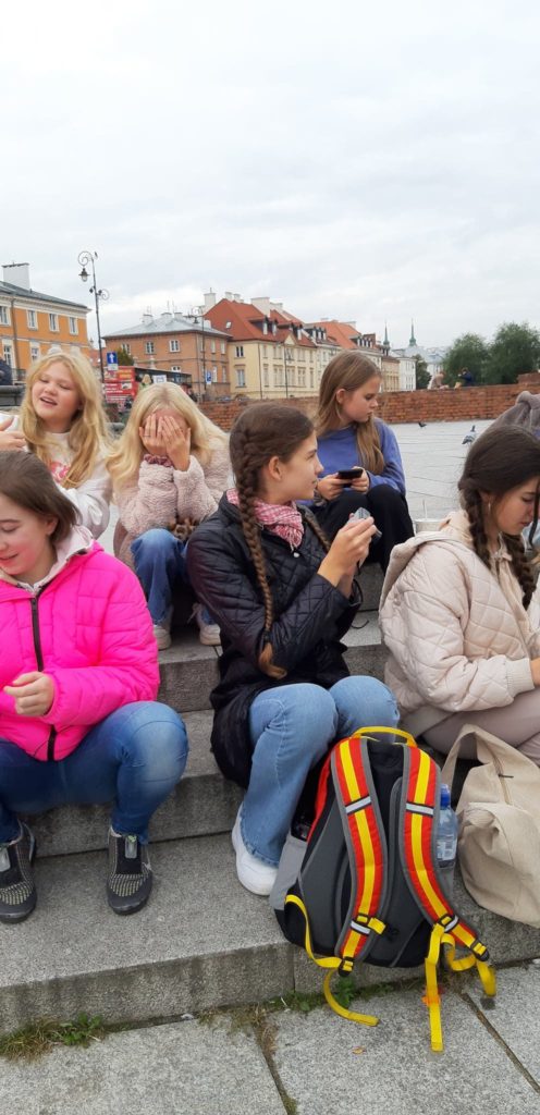 dzieci siedzące na schodkach