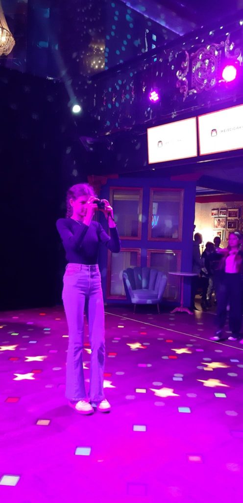 ,uczennica wykonuje zdjęcie