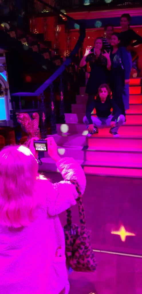 ,uczennica wykonuje zdjęcie