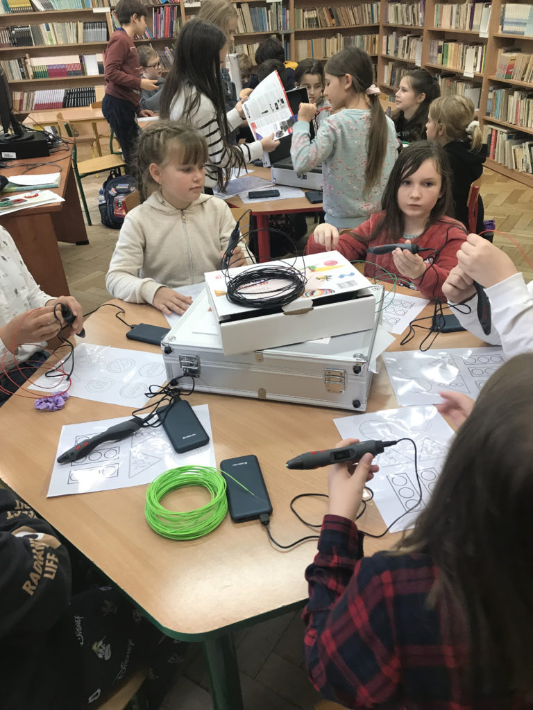 uczniowie podczas pracy długopisami 3D