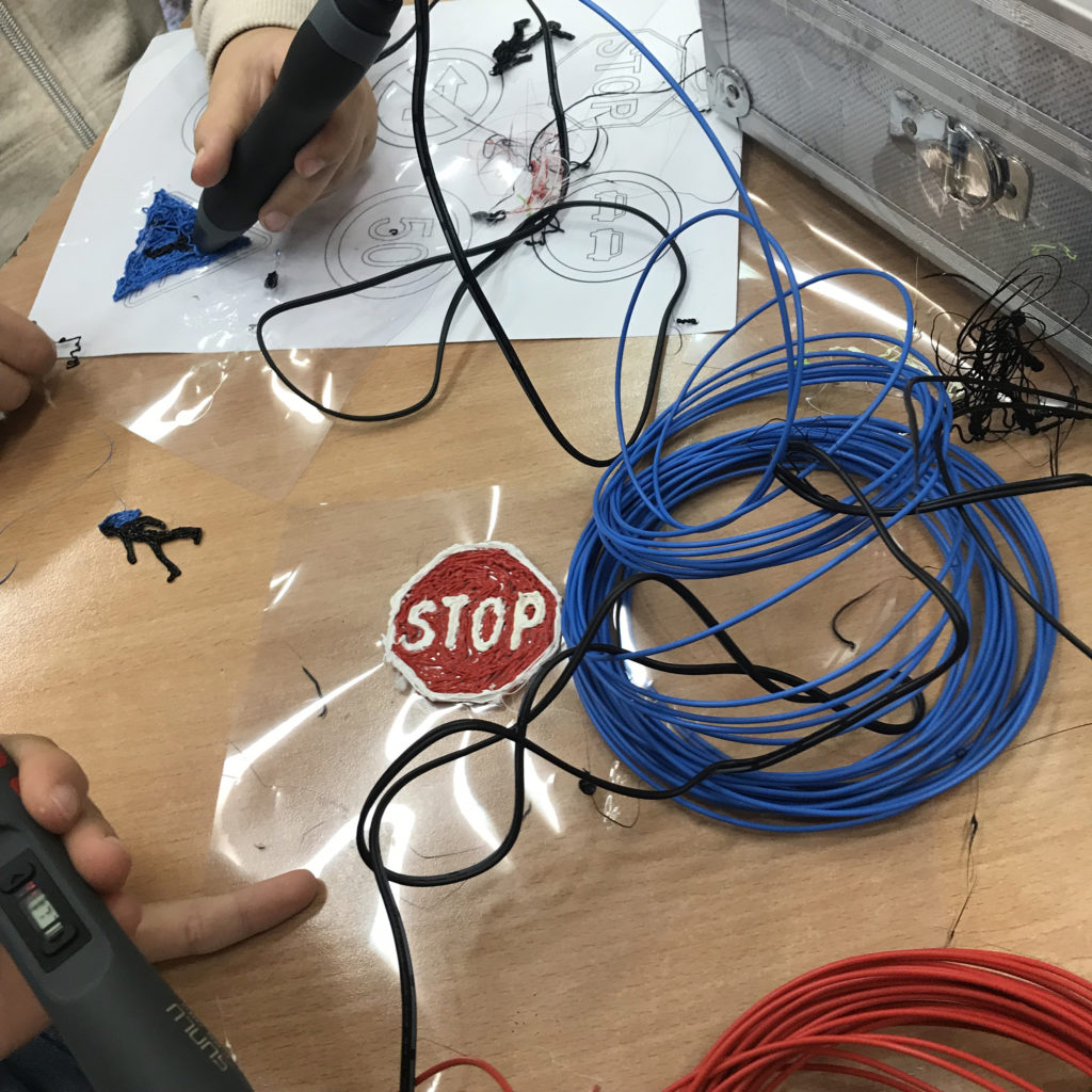 uczniowie podczas pracy długopisami 3D