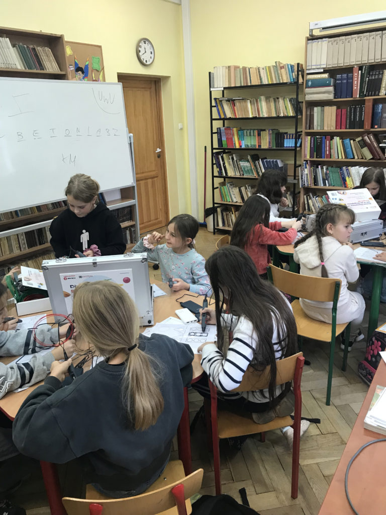 uczniowie podczas pracy długopisami 3D