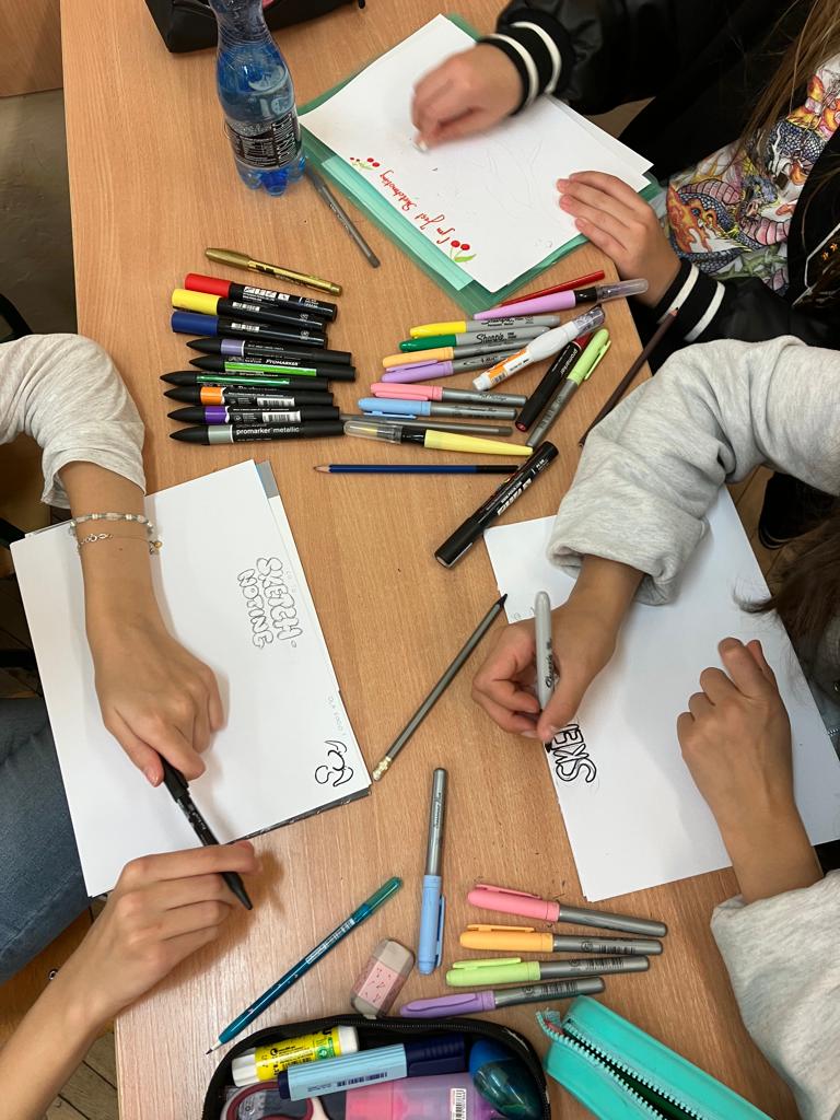 ławka z rozłożonymi kartkami, kredkami, flamastrami