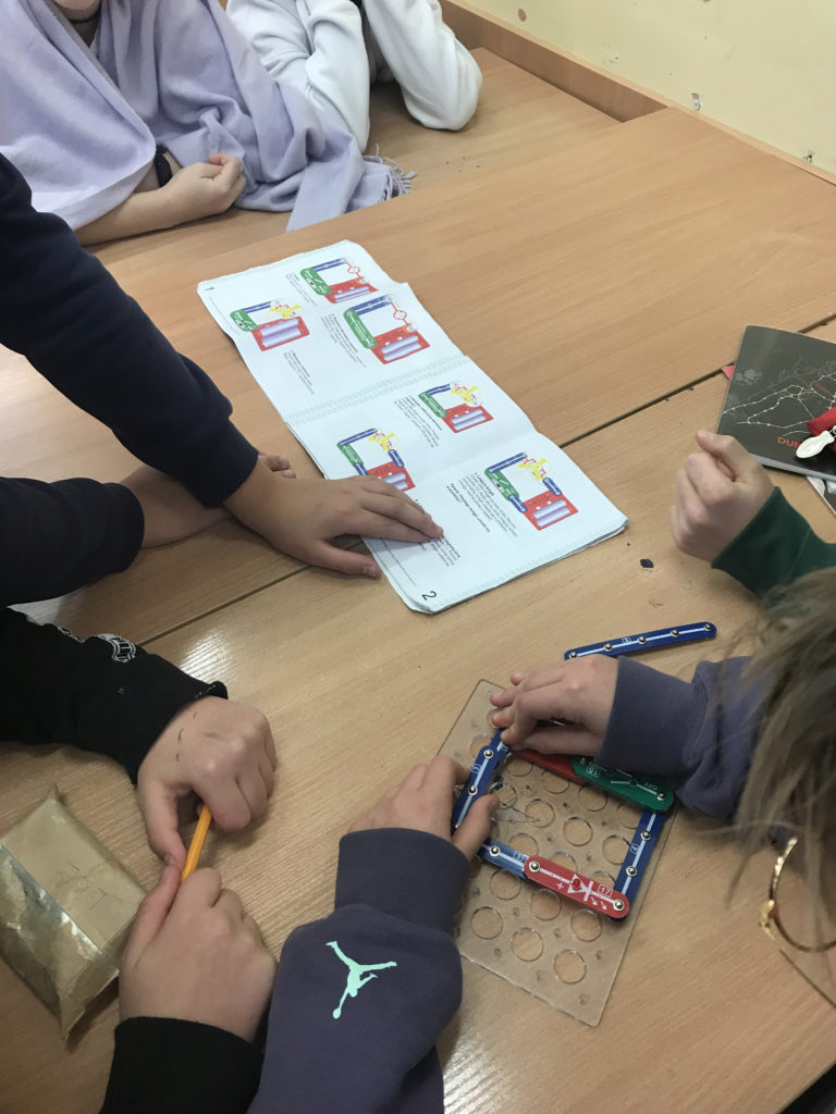 uczniowie budują obwody