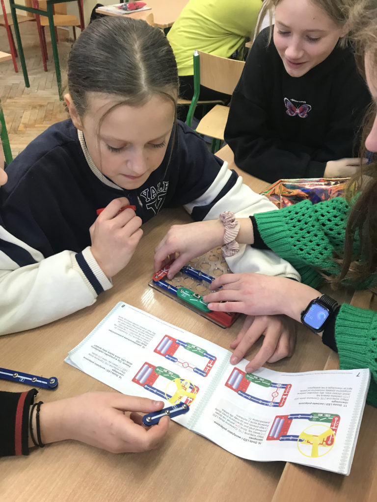 uczniowie budują obwody