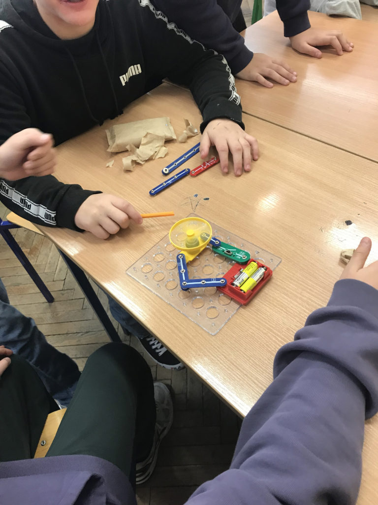 uczniowie budują obwody