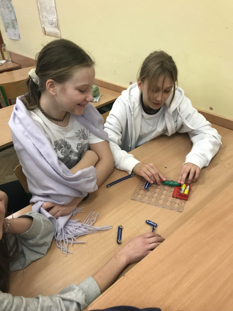 uczniowie budują obwody