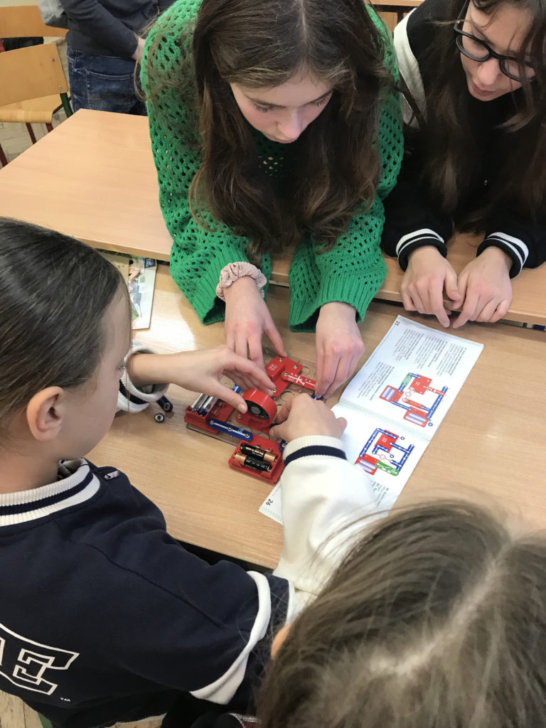 uczniowie budują obwody