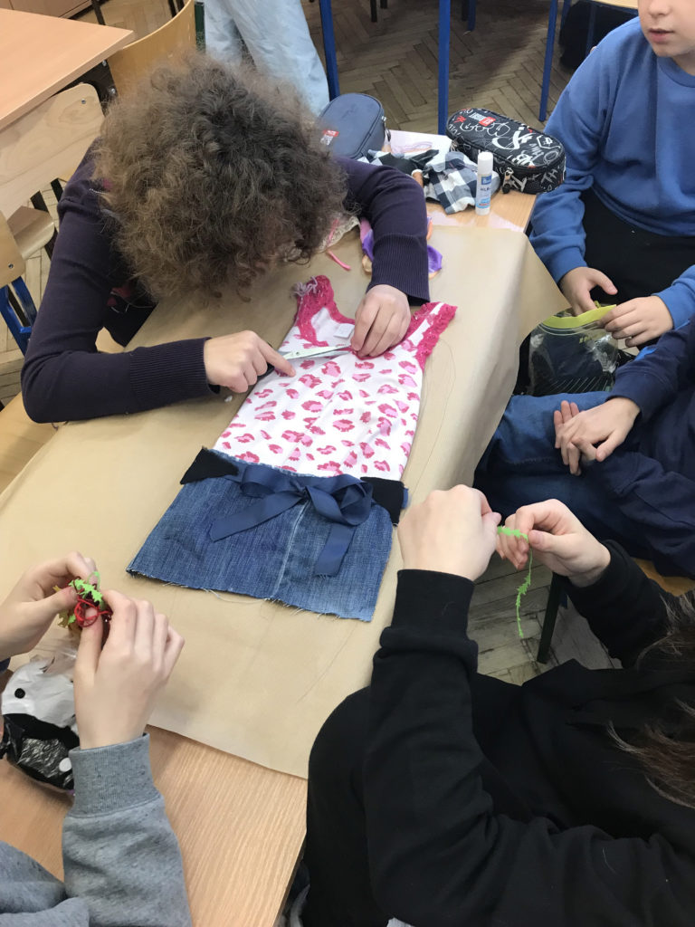 uczniowie pracujący nad projektem