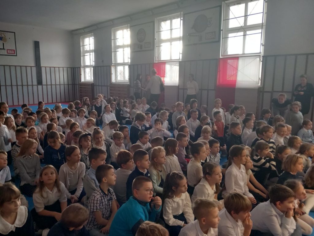 dzieci słuchające koncertu