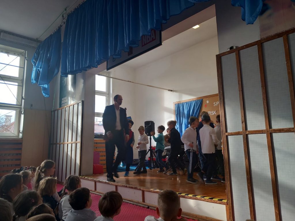 dzieci występujące na scenie