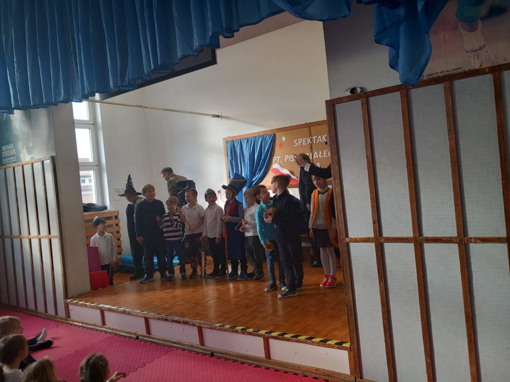 dzieci występujące na scenie