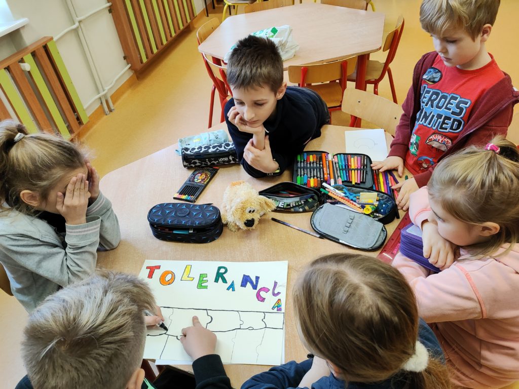 dzieci robiące plakat